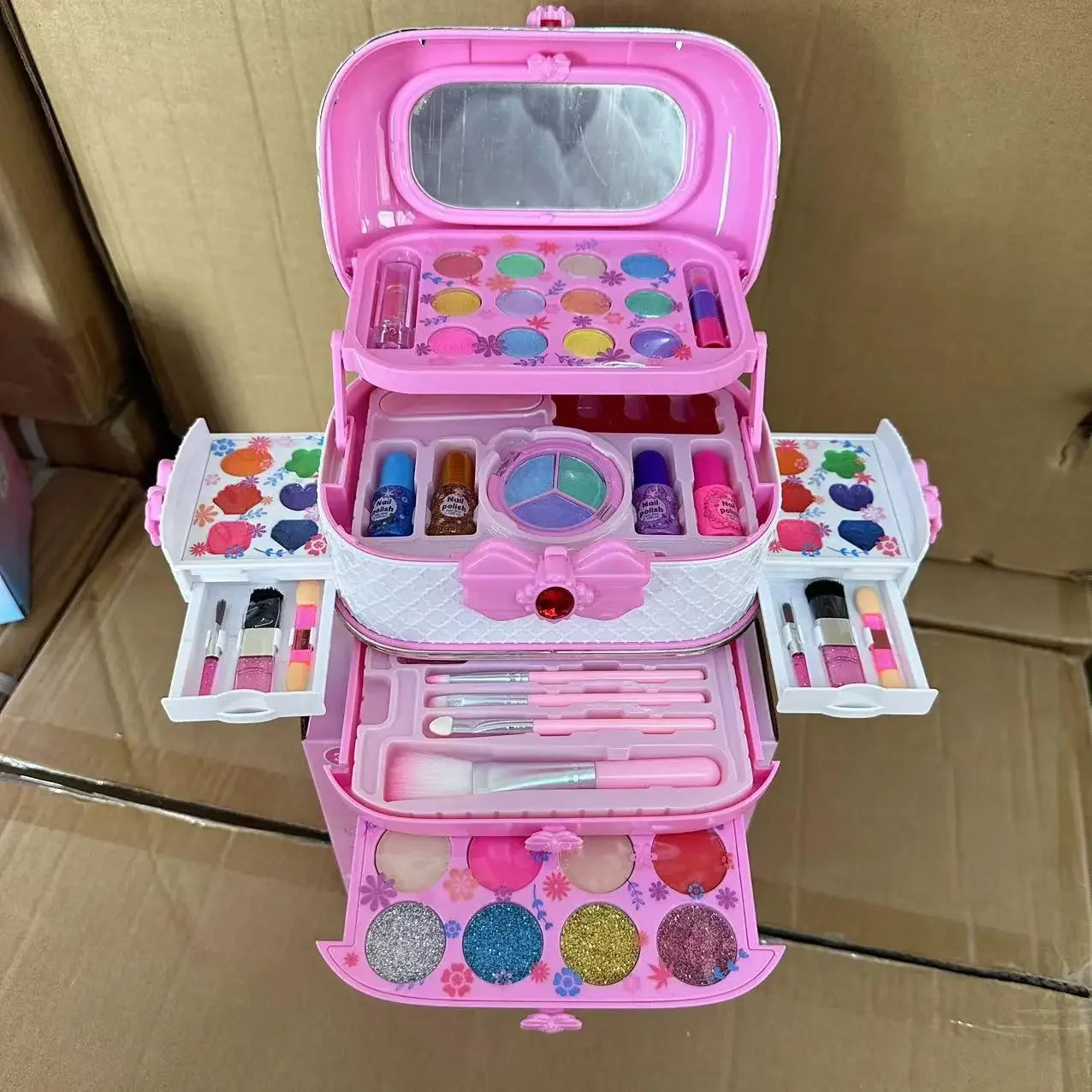 Girl's pretend play toy makeup suitcase